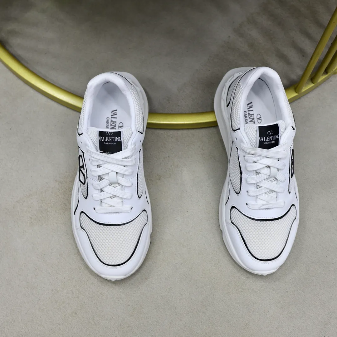 Ex-factory price: 460💰VALENTINO/Valentino 2025s men's latest low-top thick-soled sports shoes are shipped. Made with heavy industry, men's fine casual sports shoes, versatile style. Made of fabric mesh upper, rubber lines embellished with geometric segmentation upper, hand-sewn, novel and fashionable, rubber soles with rivet details on the front and back, VALENTINO GARAVANI LOGO printed on the side, and Valentino Garavani decorative inlay on the tongue. Logo, comfortable, breathable and durable on the feet! Comes with full original packaging! Code number: 38-39-40-41-42-43-44 (45 can be customized)